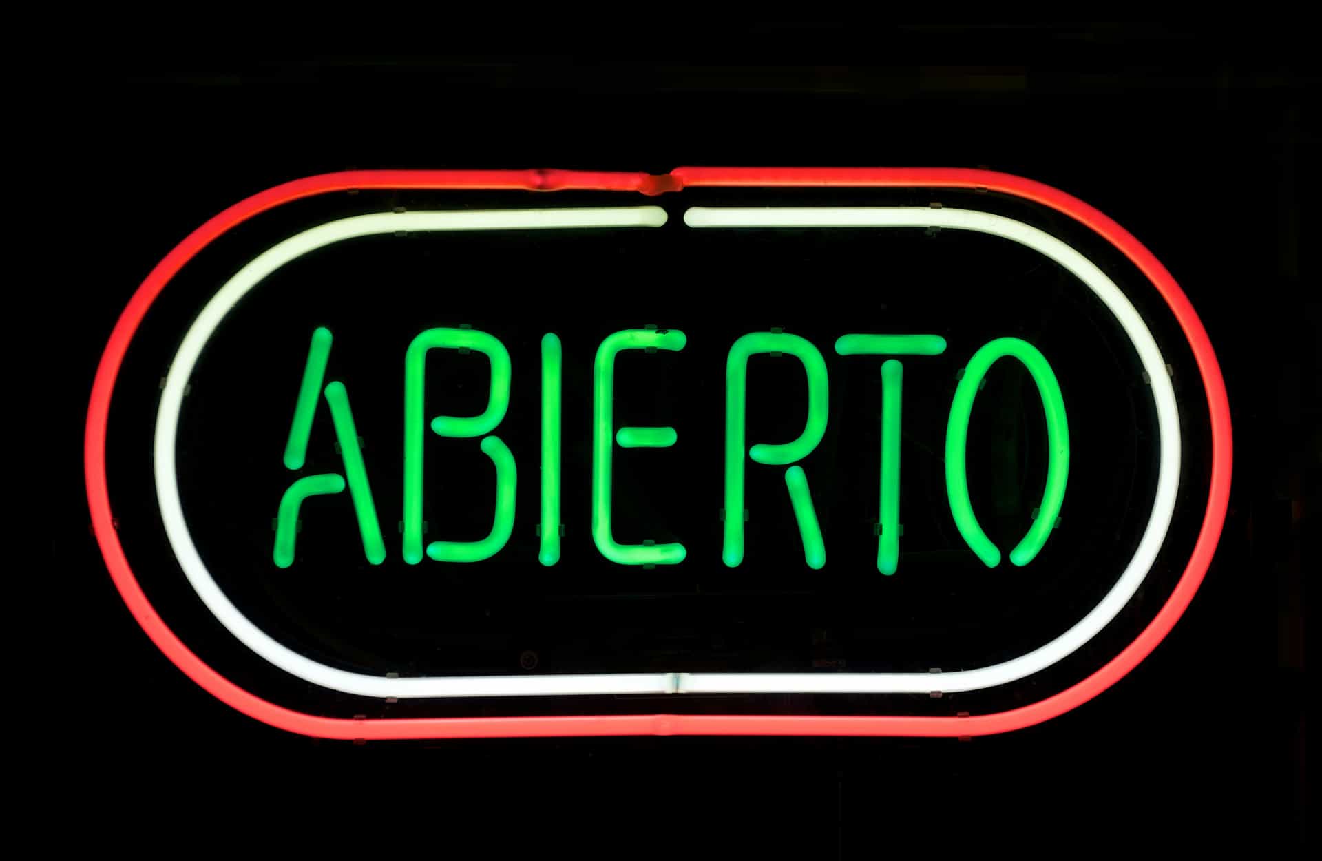 Marcas y Marketing Nocturno: Anuncios Luminosos en Lima – AvisosCorp